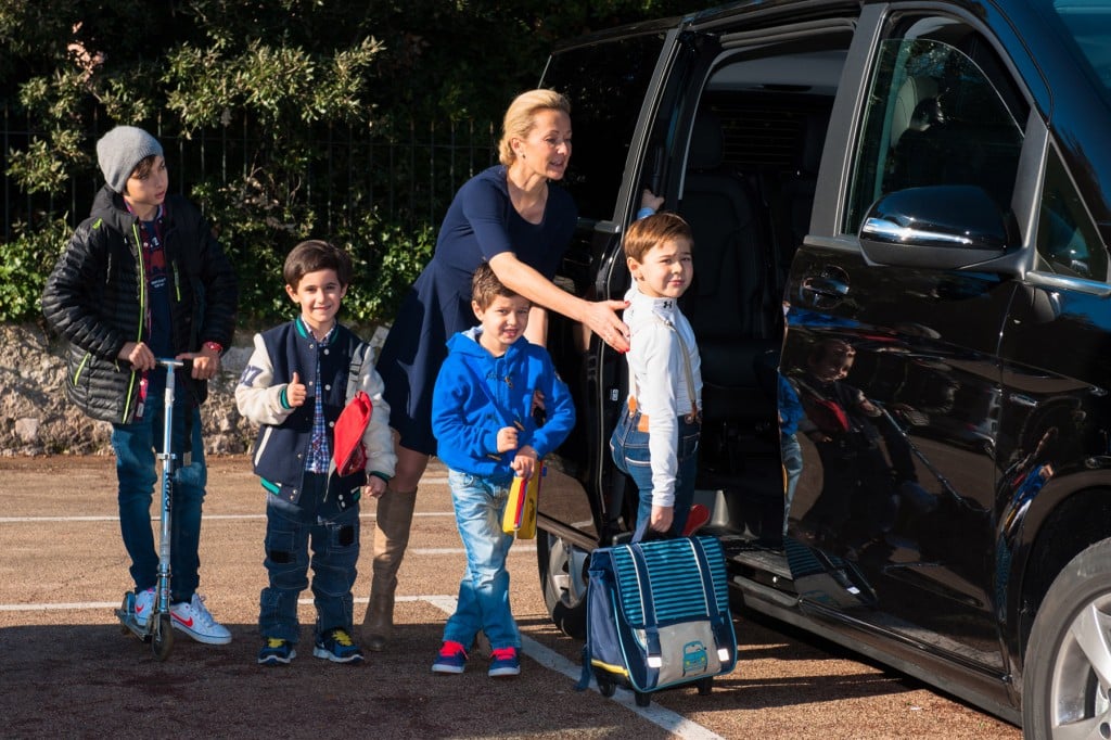 Famille et bagages installés dans un van conduit par un chauffeur privé vers Paris
