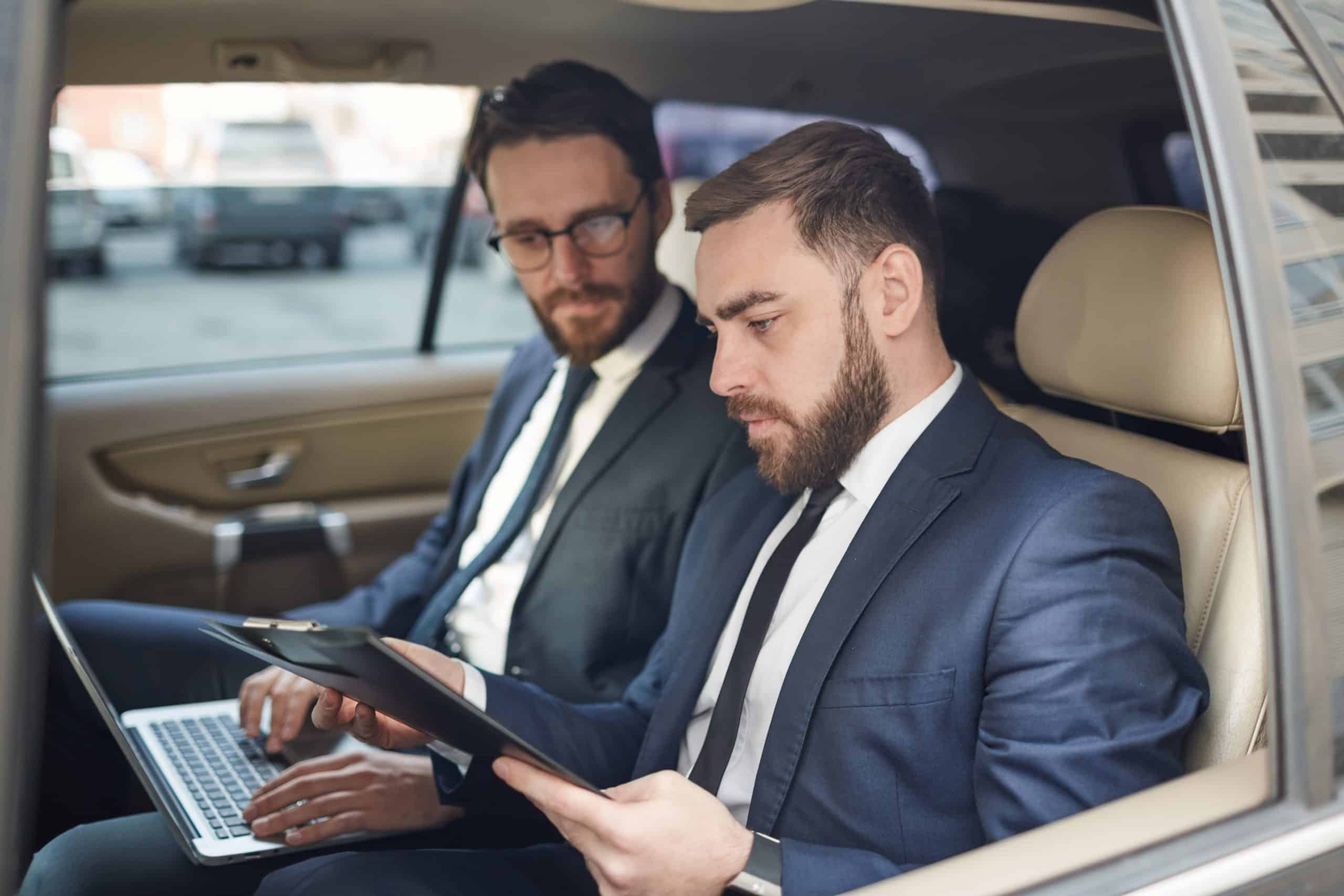 Passagers conduits vers l'aéroport pour un transfert Paris CDG avec chauffeur privé