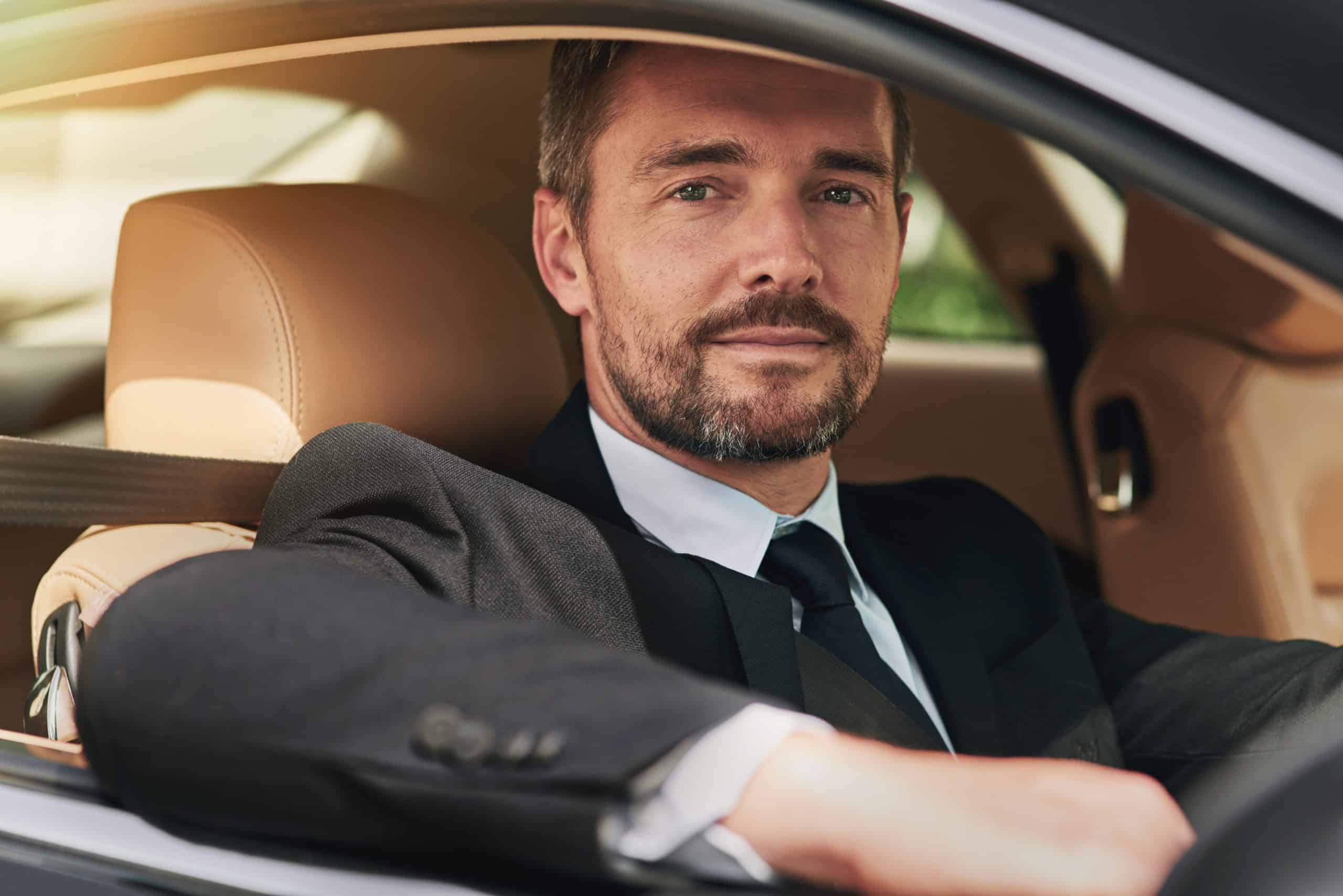 Chauffeur privé au volant lors d'un transfert réservé à l'avance vers l'aéroport CDG