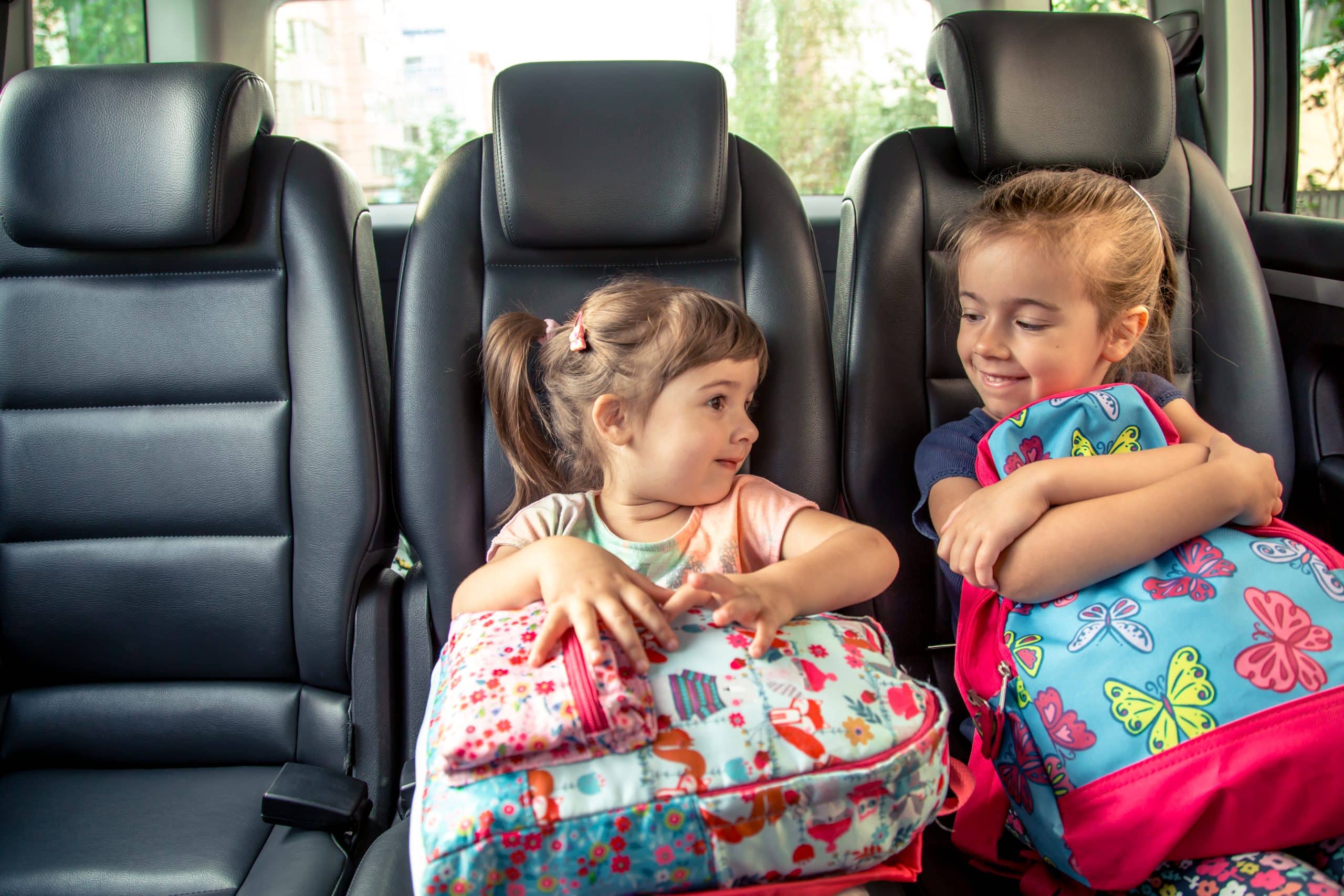 Enfants installés à l'arrière d'un véhicule avec chauffeur privé entre CDG et Paris