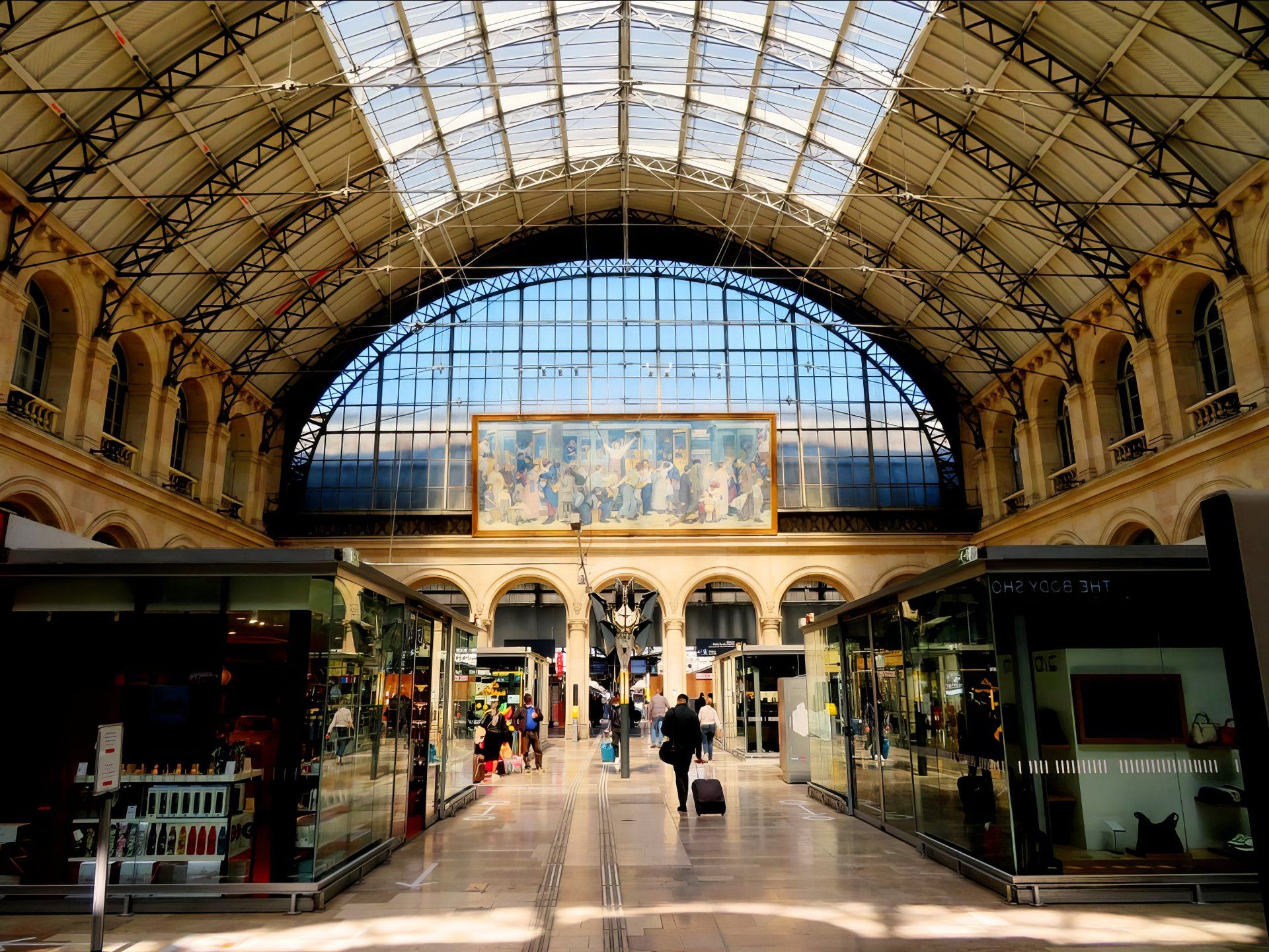 Voyageuse descendant du train et rejoignant son chauffeur à la Gare de l'Est